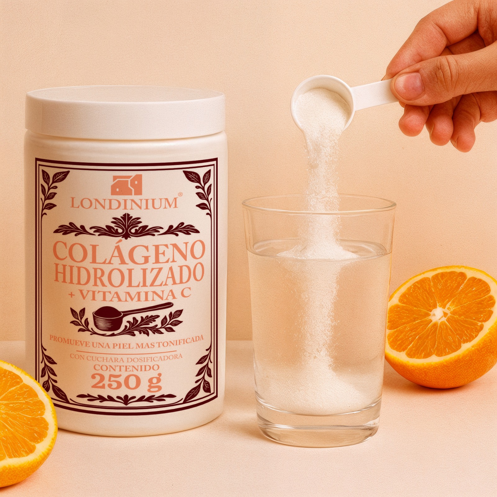Foto de persona disolviendo Londinium Colágeno con Vitamina C en un vaso de agua